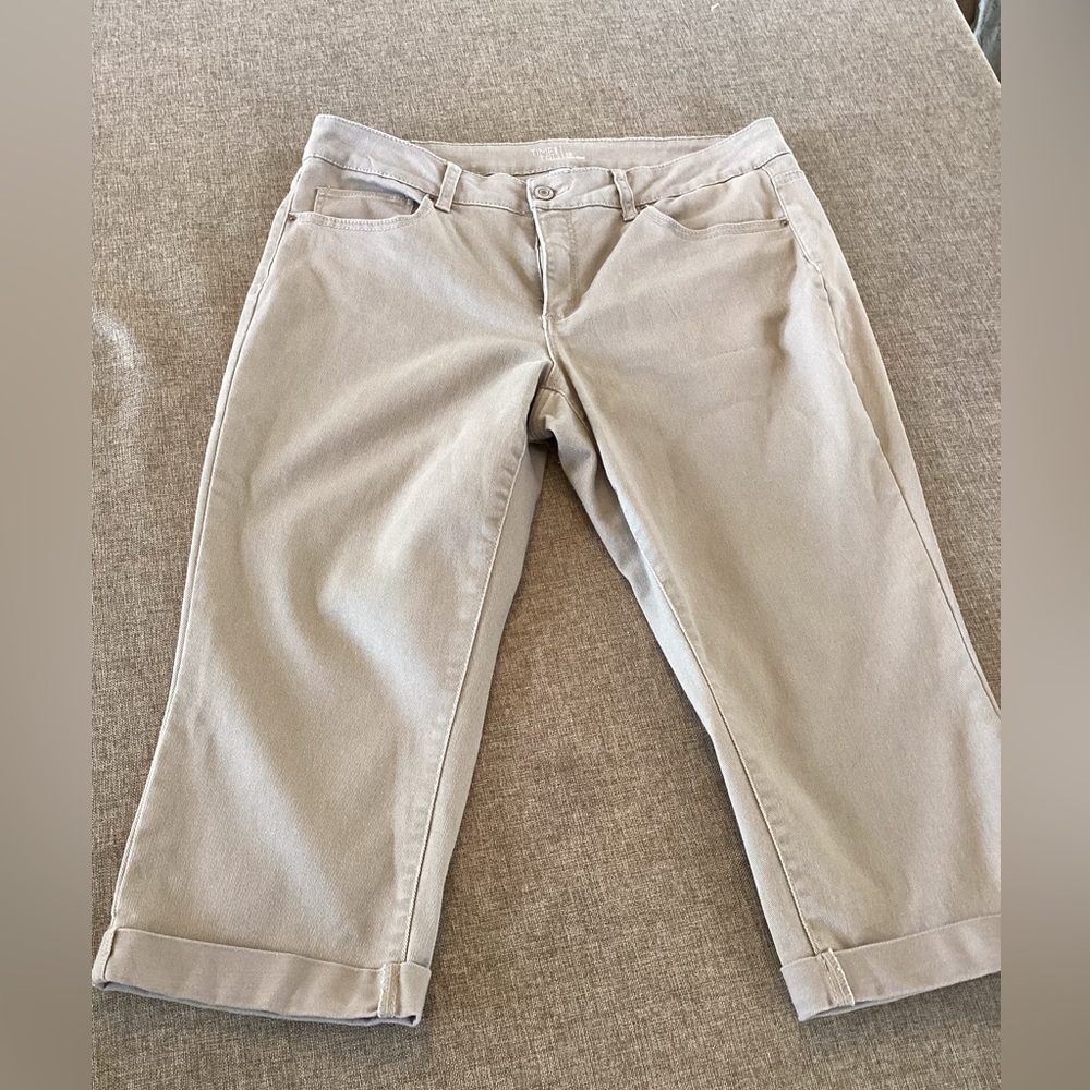 Women’s Time and Tru size 18 mid rise capri pants